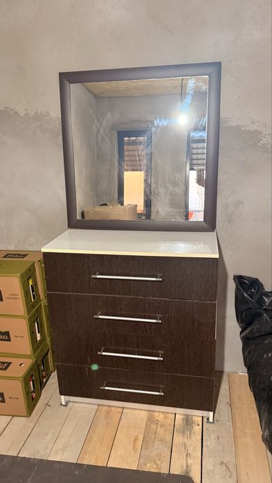 Продам комод  с зерколам и две тумбочки
