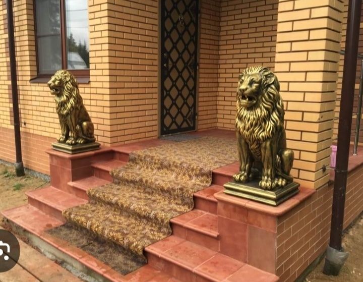 Скульптура королевского льва.Золото