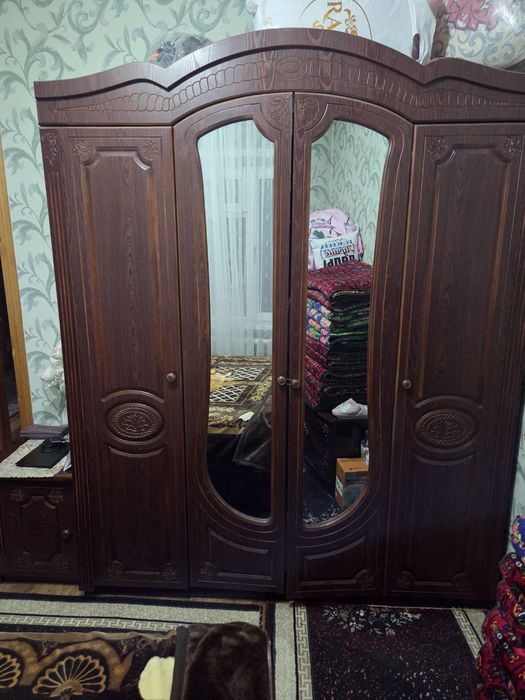 Uy jihozlari mebellari sotiladi