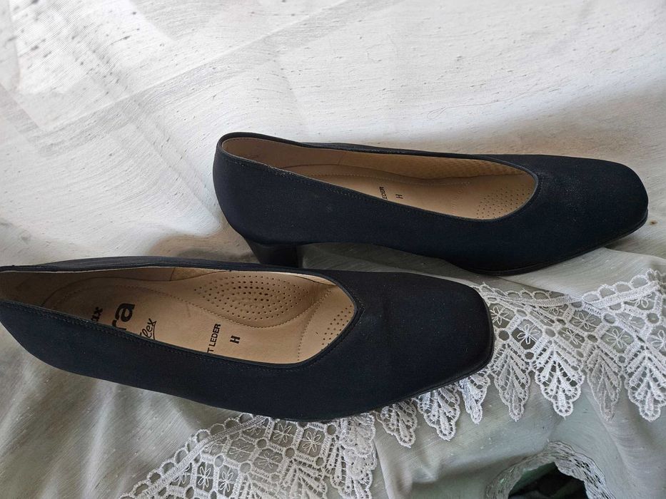 Ботуши и обувки.