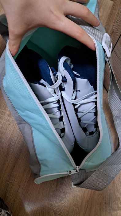 Коньки новые.Наточенные.С сумкой для них.