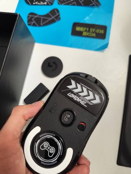 Logitech G Pro X Superlight в перфектно състояние + нови грипове и стъклени mouse skates