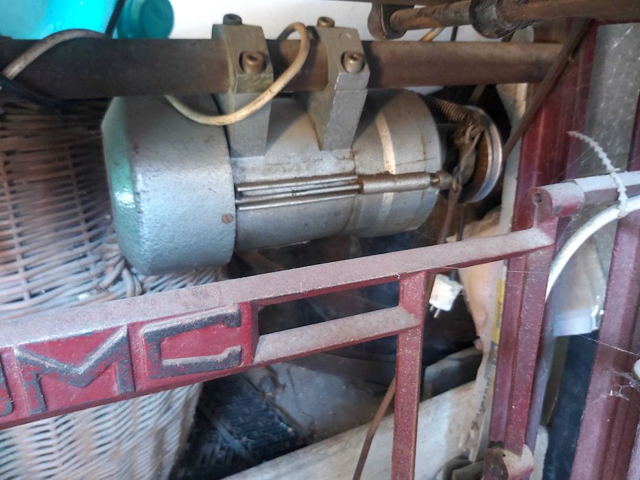 Doua masini de cusut vechi, dar functionale