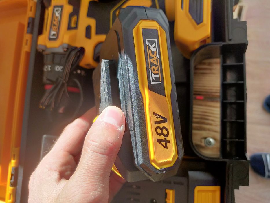 Шуруповерт безщеточный с отбойником