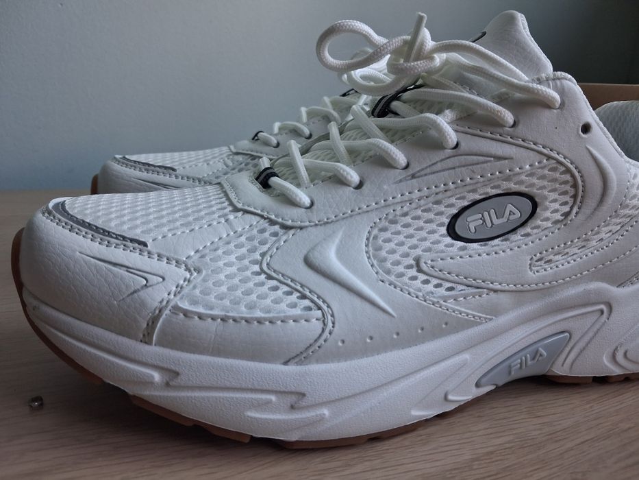 Нови бели маратонки Fila, номер 40