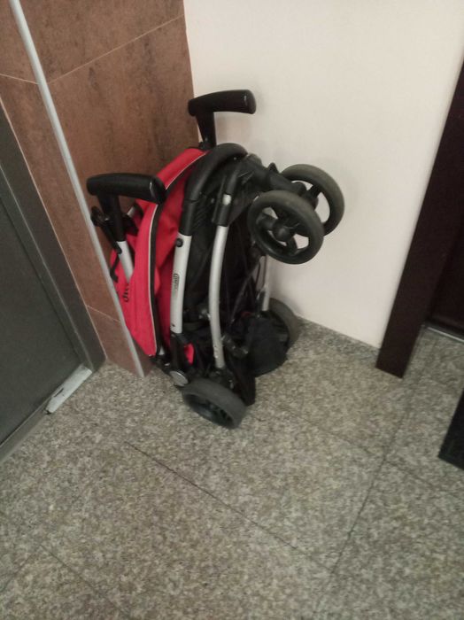 Запазена детска количка в отлично състояние.