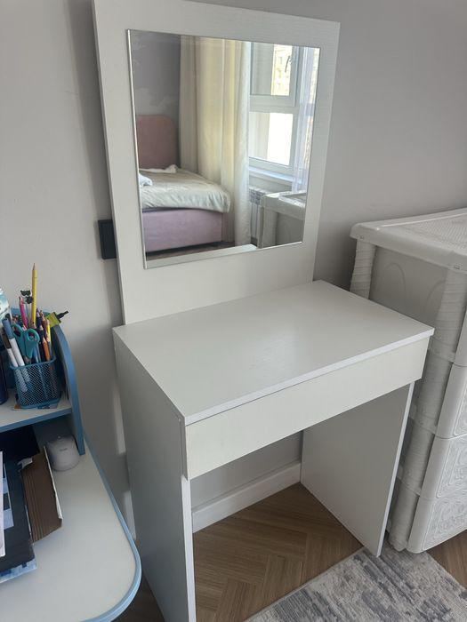 Туалетный столик с зеркалом