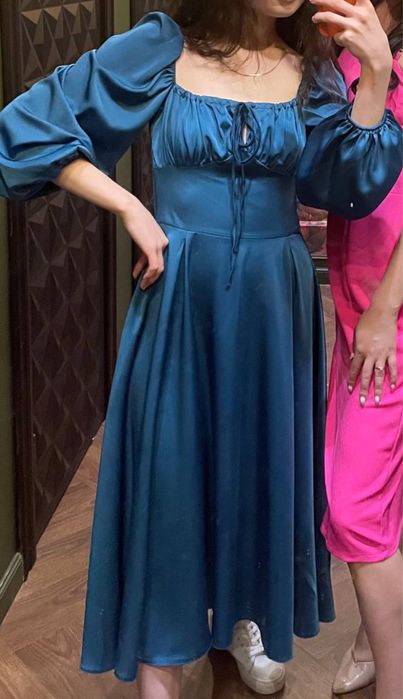 Продам стильное платье миди (пышные рукава, синий цвет)
