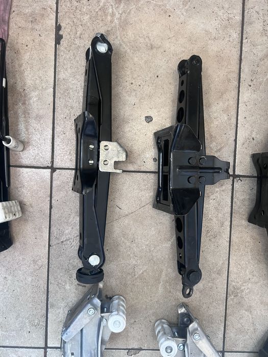 Cric auto diverse autoturisme - pret 150 lei buc