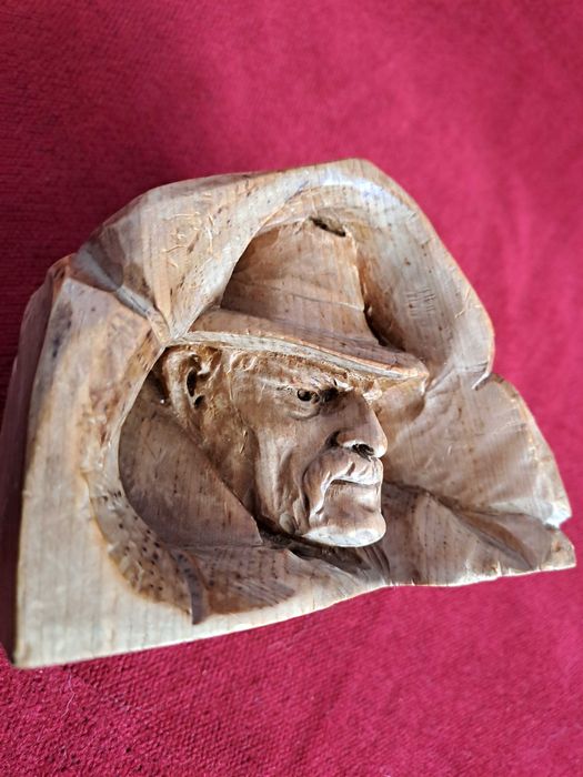 sculptura lemn semnata datata 1925