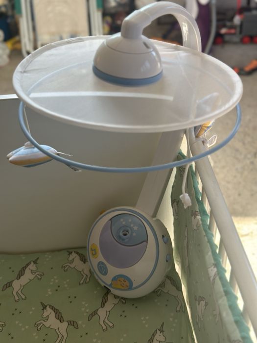 Patut din lemn pentru bebelusi.