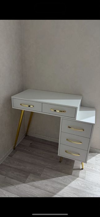 Продам туалетный столик