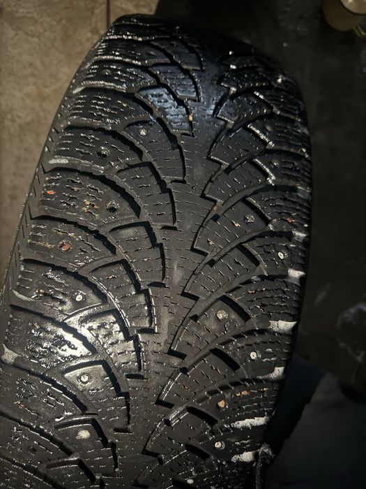 Продам зимнию резину 235/65r17