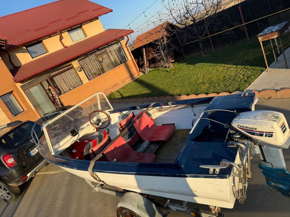 Vând Barca cu motor si peridoc
