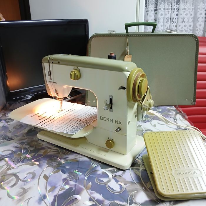 Masina de cusut BERNINA model 700  în totalitate din metal