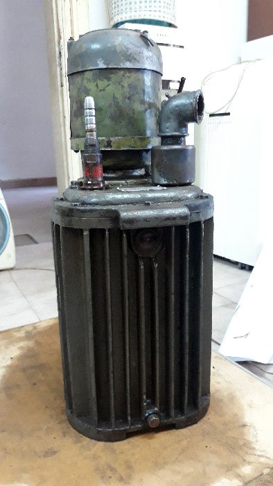 Вакуум помпа DEVAG ФРГ, двустъпална, 7 куб.