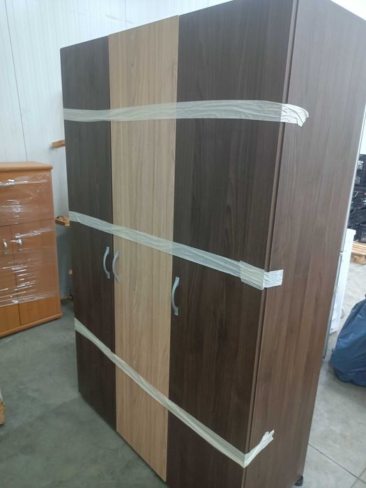 Продавам легло персон и половина и мебели