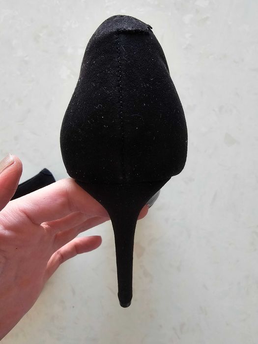 Затворени обувки с висок ток