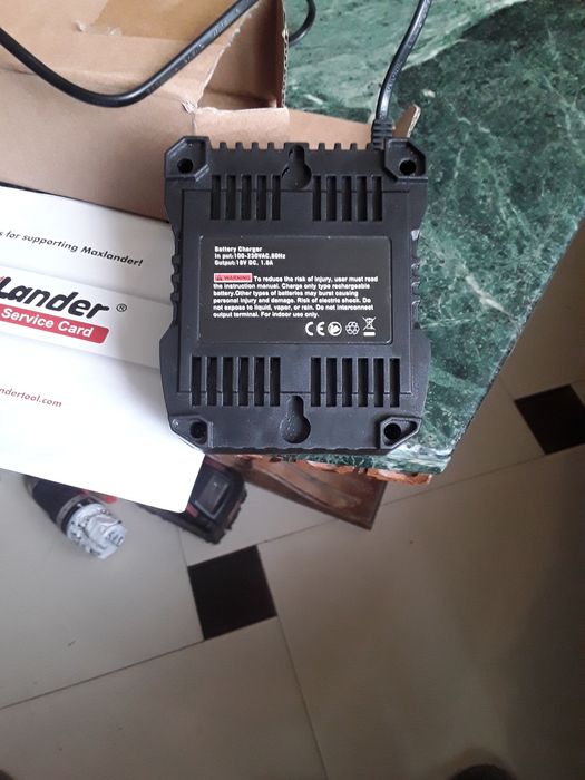 Vînd drujba BRUSHLESS-nouă pe baterie,lamă 40cm cu încărcător în colet