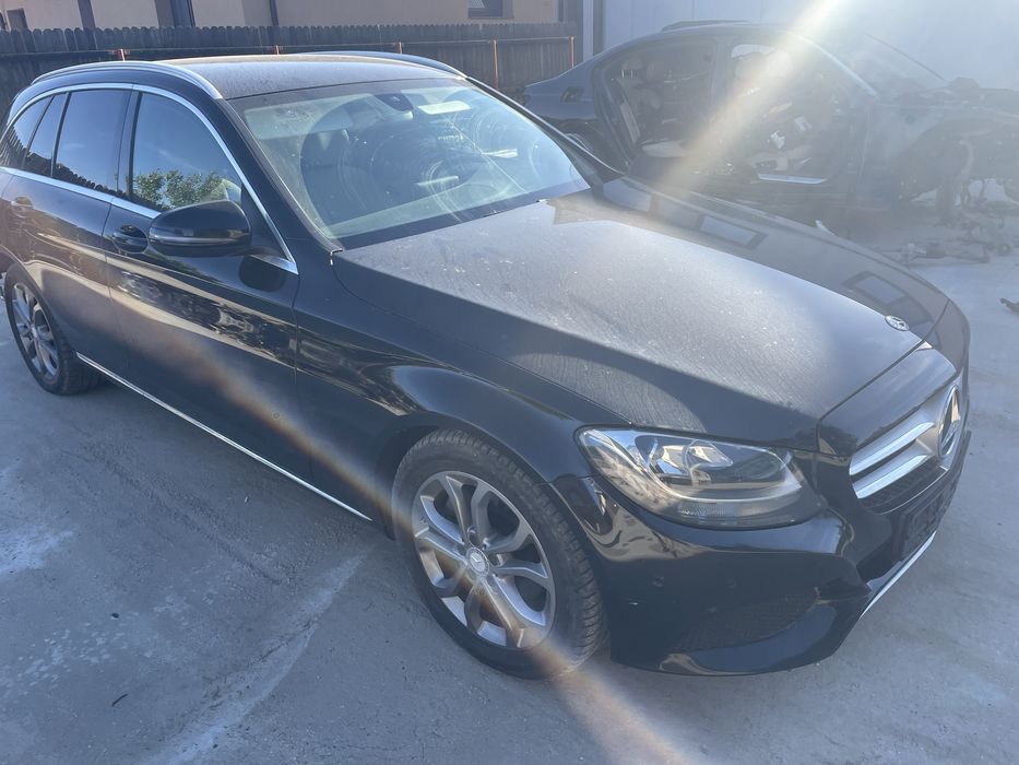 Vand aripa stanga / dreapta Mercedes w205 / impecabila / negru