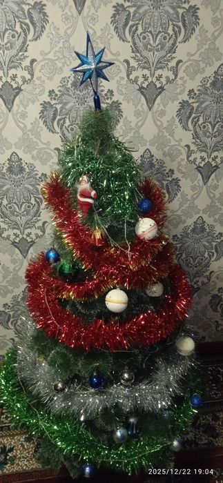 Yangi yil archasi,  oʻyinchoqlari bilan