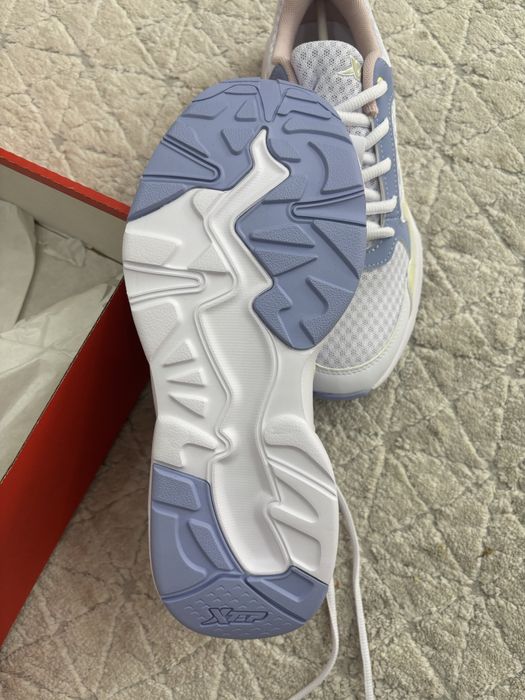 Продам кроссовки