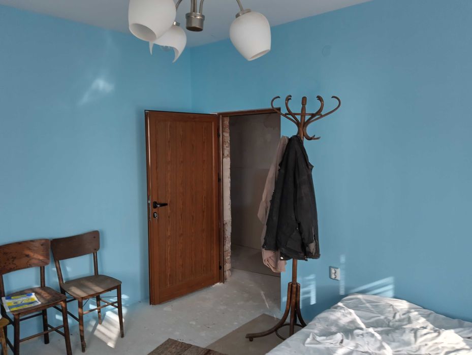 Продава тухлена къща с гараж