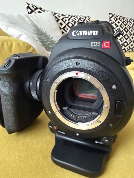 Canon C100 AF, cu obiective.