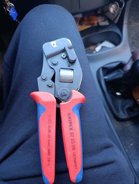Продавам клещи KNIPEX