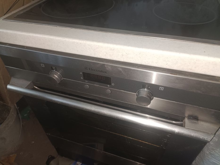 Встроенный плита и духовка.