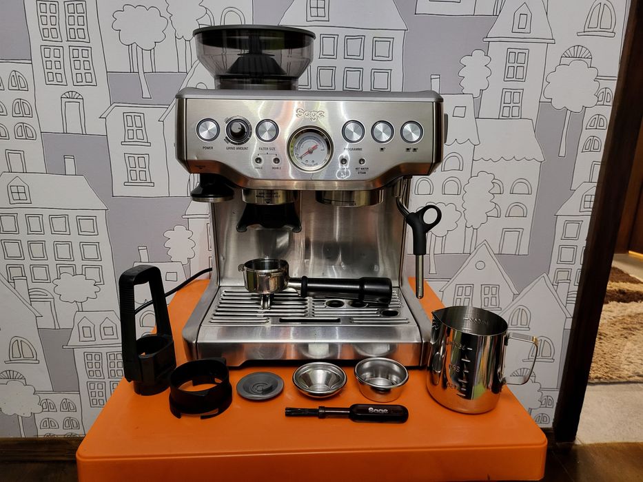 Кафемашина за еспресо  SAGE Barista Express с кафемелачка и аксесоари