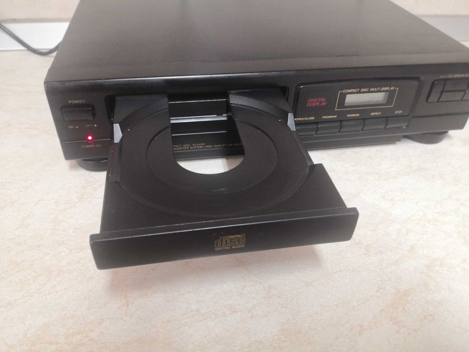 Digital Compact Disc Player CD033