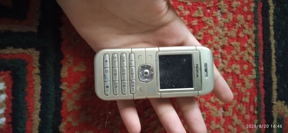 Knopkali telefon sotiladi