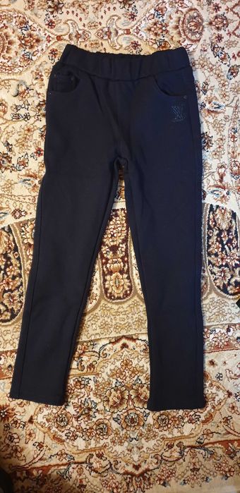 Темные брюки  на девочку