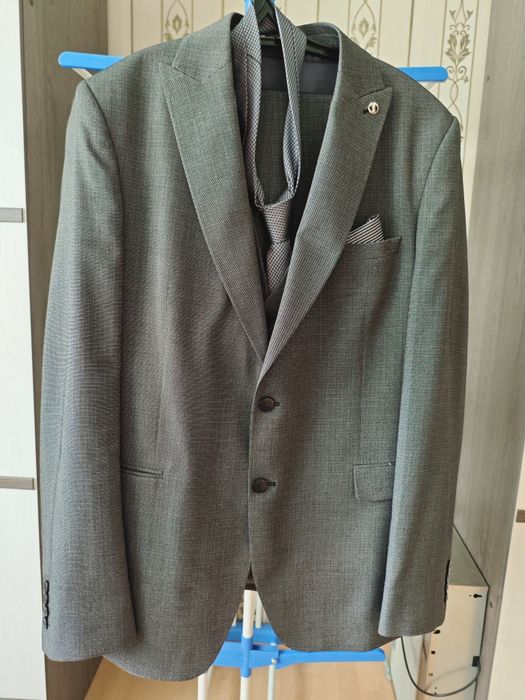 Продам мужской костюм тройка.