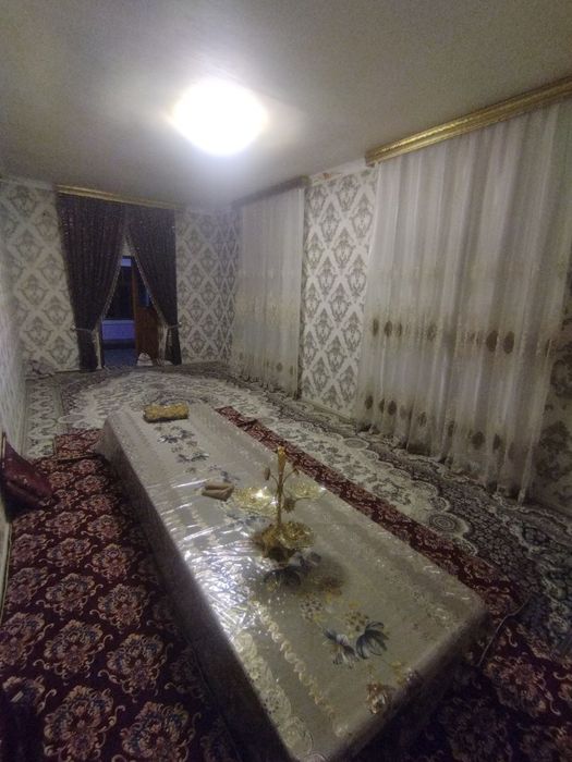 Uchastka sotiladi 5.5 sotix 4 ta xonadan iborat manzil 5 mikrorayon