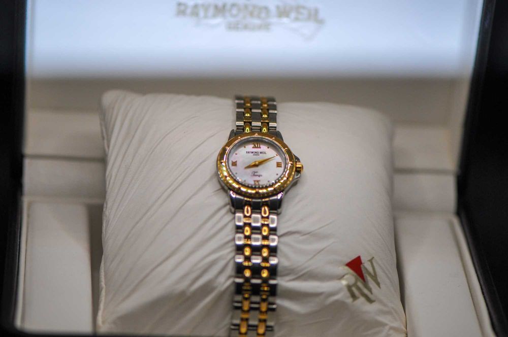 Швейцарски дамски часовник - Raymond Weil Tango 5860