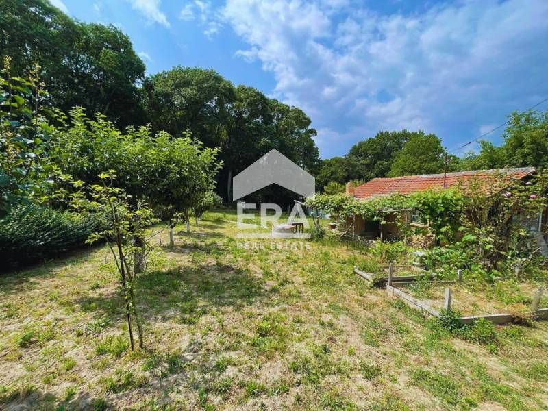 Урегулиран поземлен имот за продажба, със законна постройка, ток и два