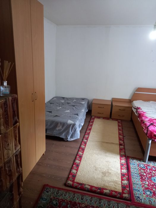Închiriez casă la curte