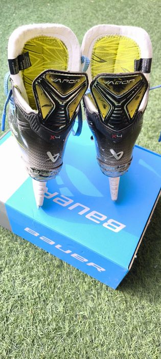 Продам коньки хоккейные.