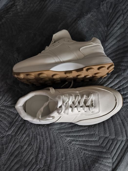 Продам кроссовки женские