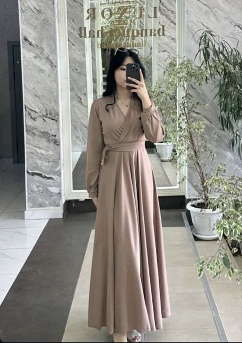 Бежево-коричневое платье