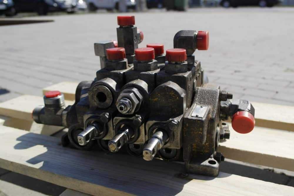 Distribuitor hidraulic Caterpillar 302.5 - Piese de schimb Caterpillar