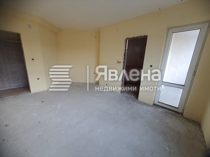 Тристаен непреходен апартамент в центъра на Царево