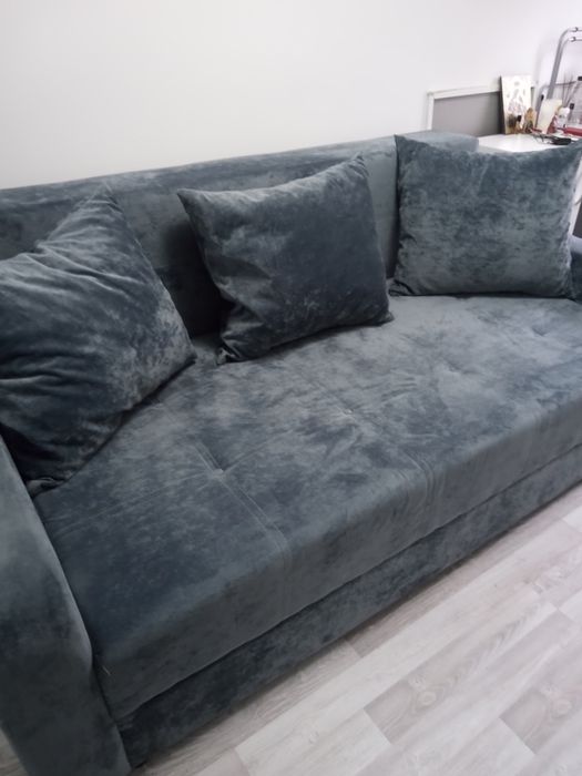 Vând canapea extensibila din catifea,220 lungime pe 200 lățime cu ladă