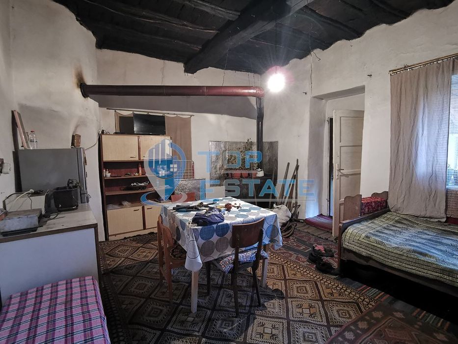 Двуетажна къща с шест стаи и вътрешна баня с тоалетна в село Беброво