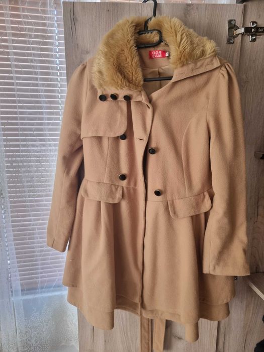 Бежово палто, елегантно и красиво