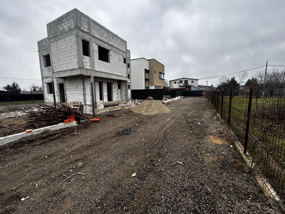 Teren simnicul de Sus/Dudovicesti cu toate utilitatile zonei