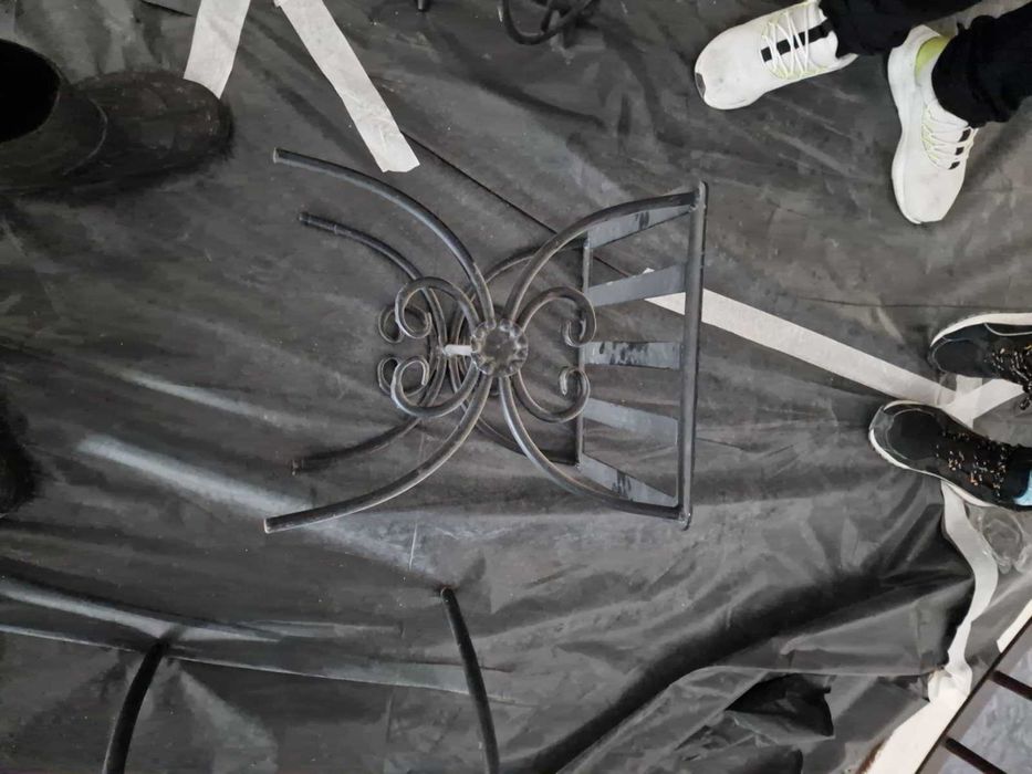 Продавам маса с два стола