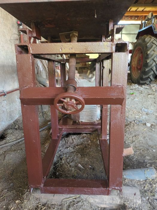 Abric trifazic cu masă metalică reglabilă și ax cu 3 cuțite